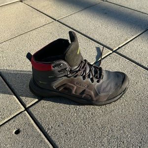 Keen waterproof trail boot. Mens size 10. Olive color.